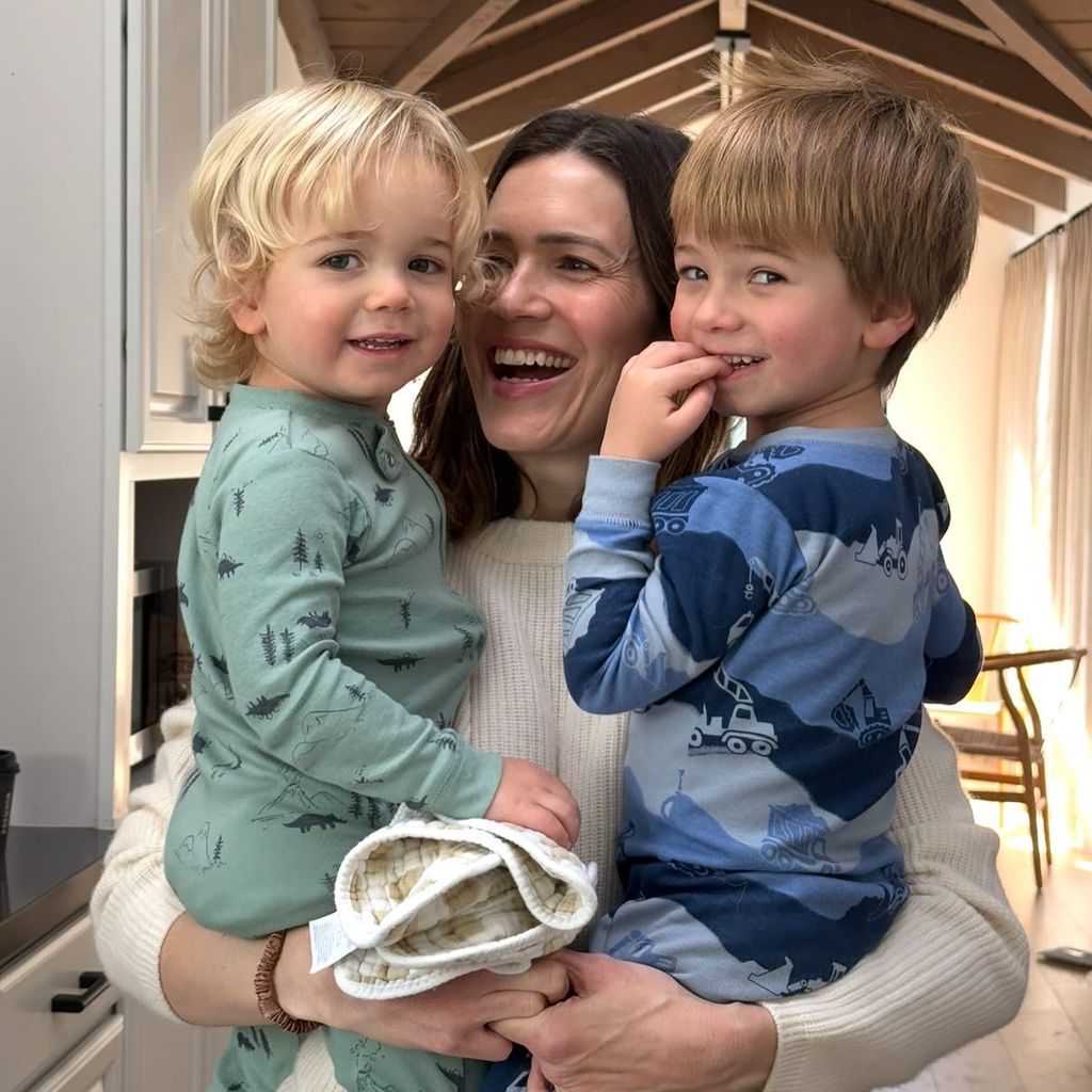 Mandy Moore und ihren Söhnen, Februar 2025
