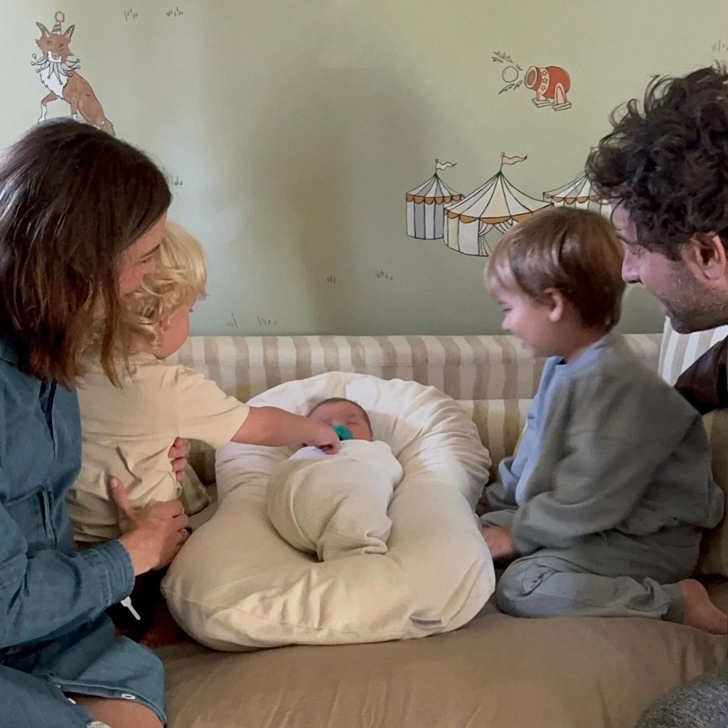 Mandy Moore, Taylor Goldsmith und ihre drei gemeinsamen Kinder