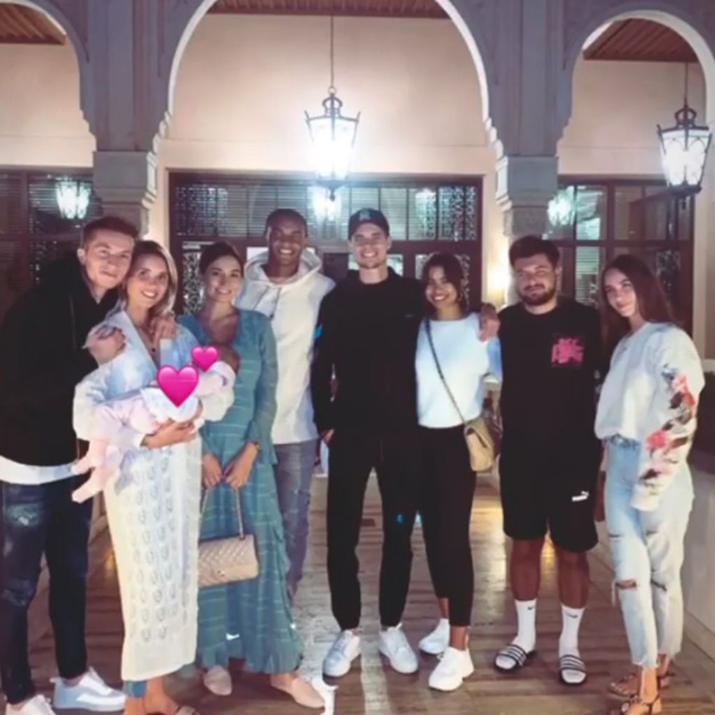 Manuel Akanji mit seiner Frau Melanie und seinen Freunden, Dezember 2019