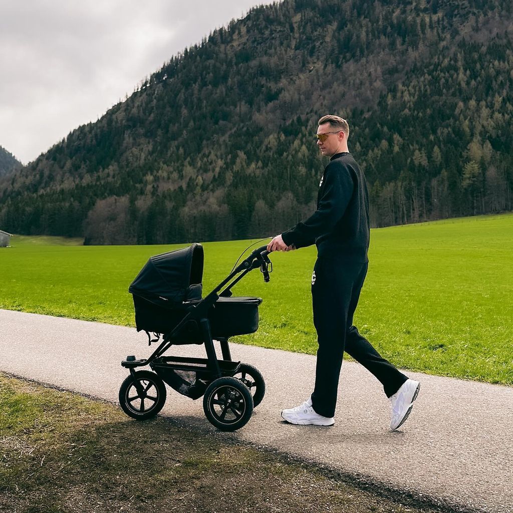 Manuel Neuer im März 2024 mit seinem Baby