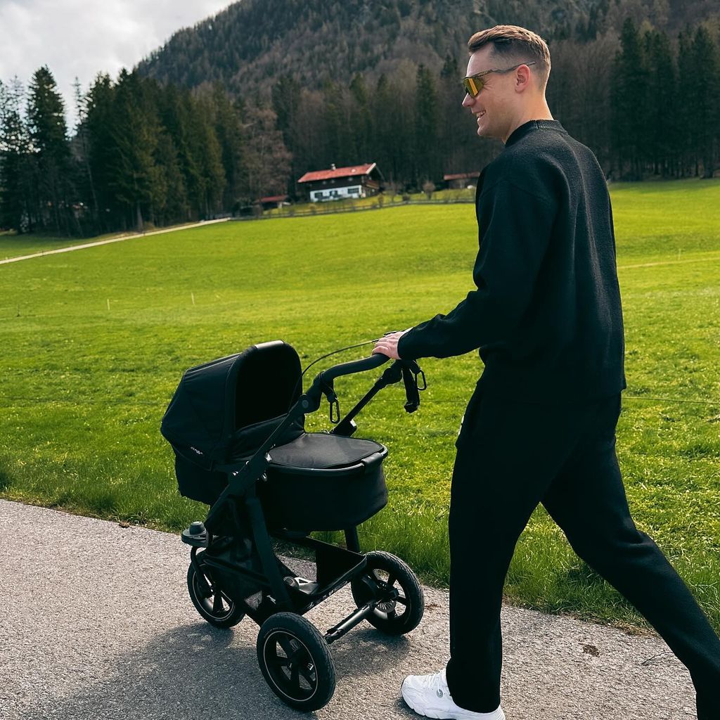 Manuel Neuer mit seinem Baby, März 2024