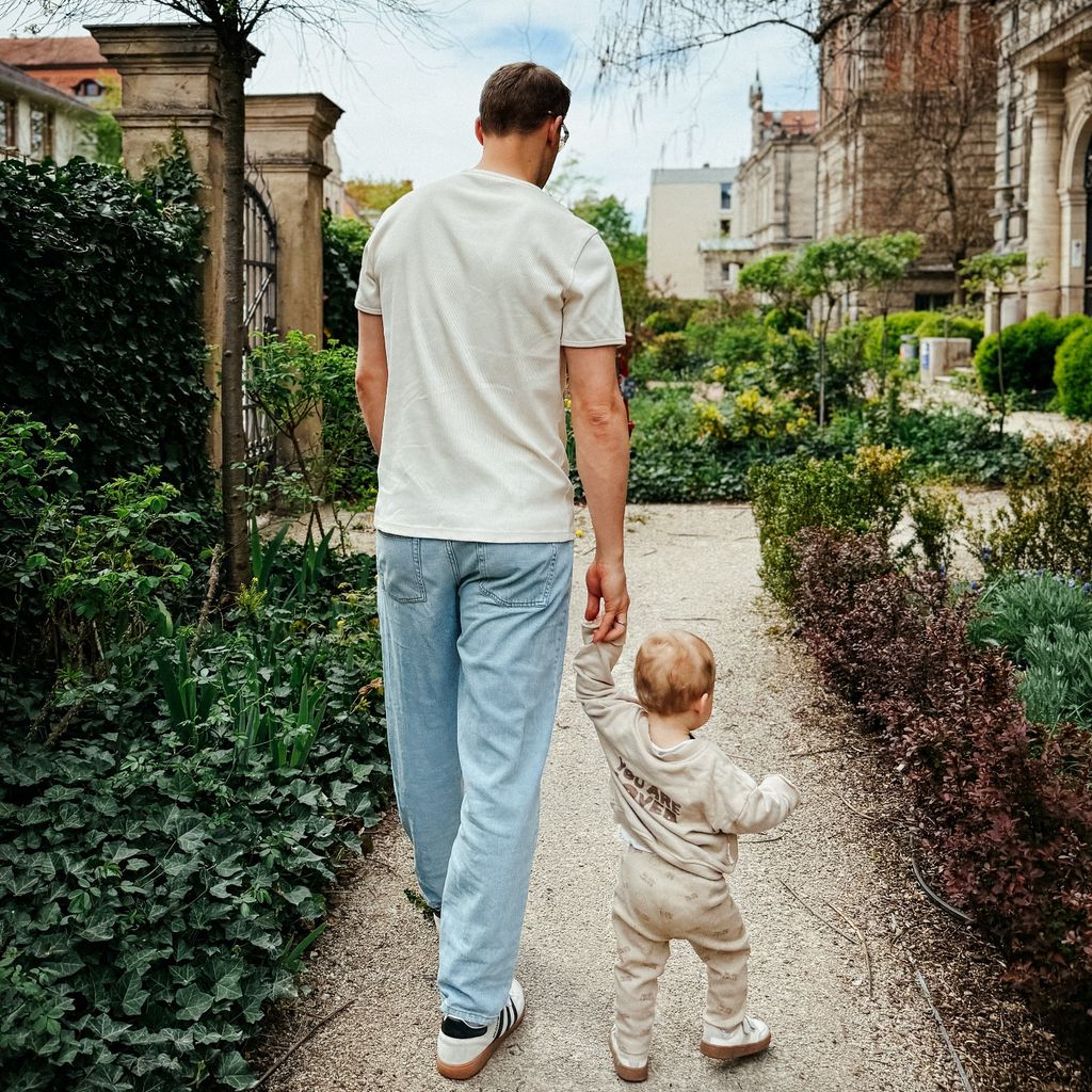 Manuel Neuer mit seinem Sohn im April 2025