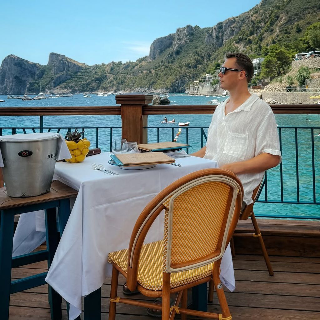 Manuel Neuer in einem Restaurant auf Capri, Juli 2025