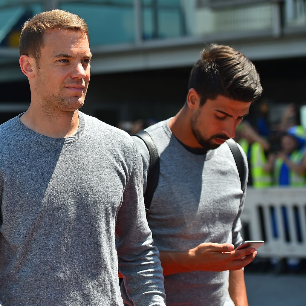 Manuel Neuer und Sami Khedria vor dem Abflug zur EM