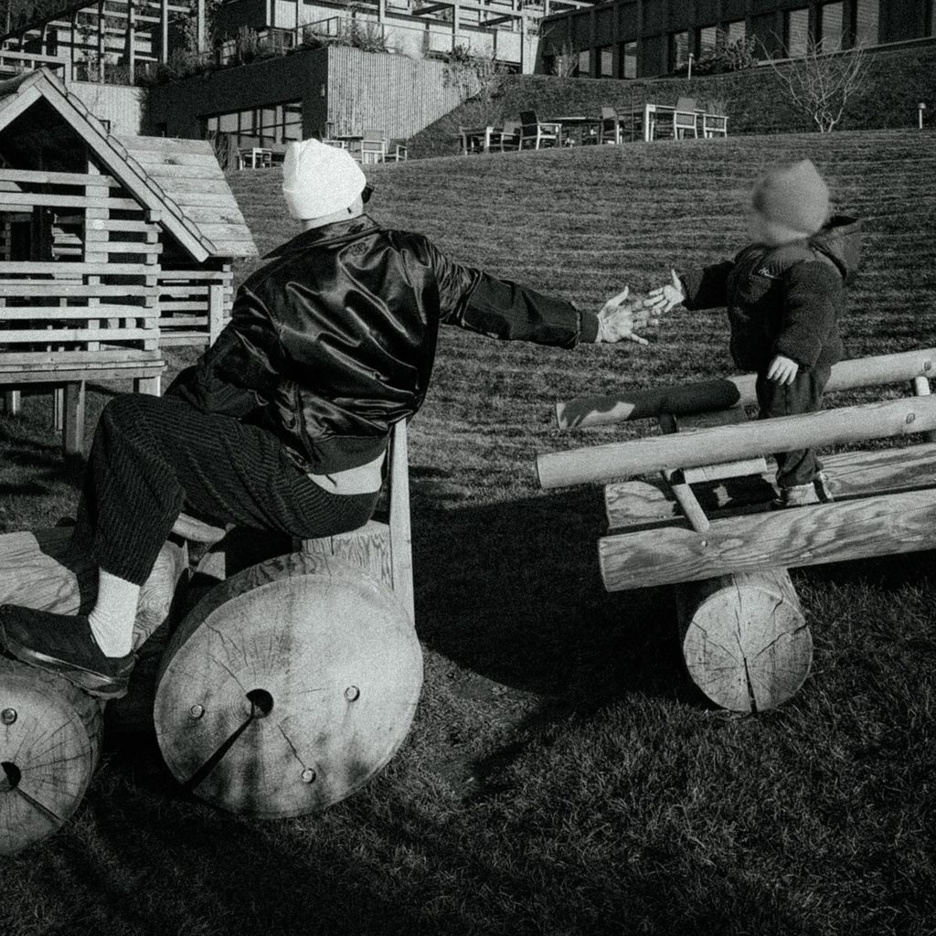 Fußballstar Manuel Neuer mit seinem Sohn, November 2025