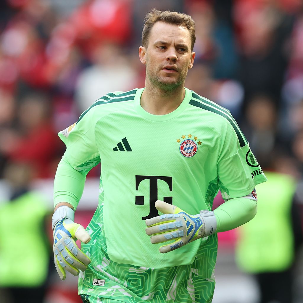Manuel Neuer im Trikot des FC Bayern München während des Bundesliga-Spiels gegen den 1. FC Köln in der Allianz Arena