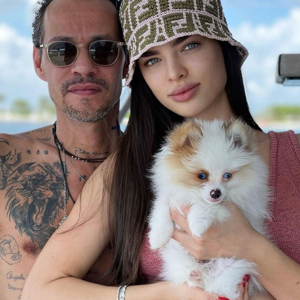 Marc Anthony und Nadia Ferreira mit ihrem Hund