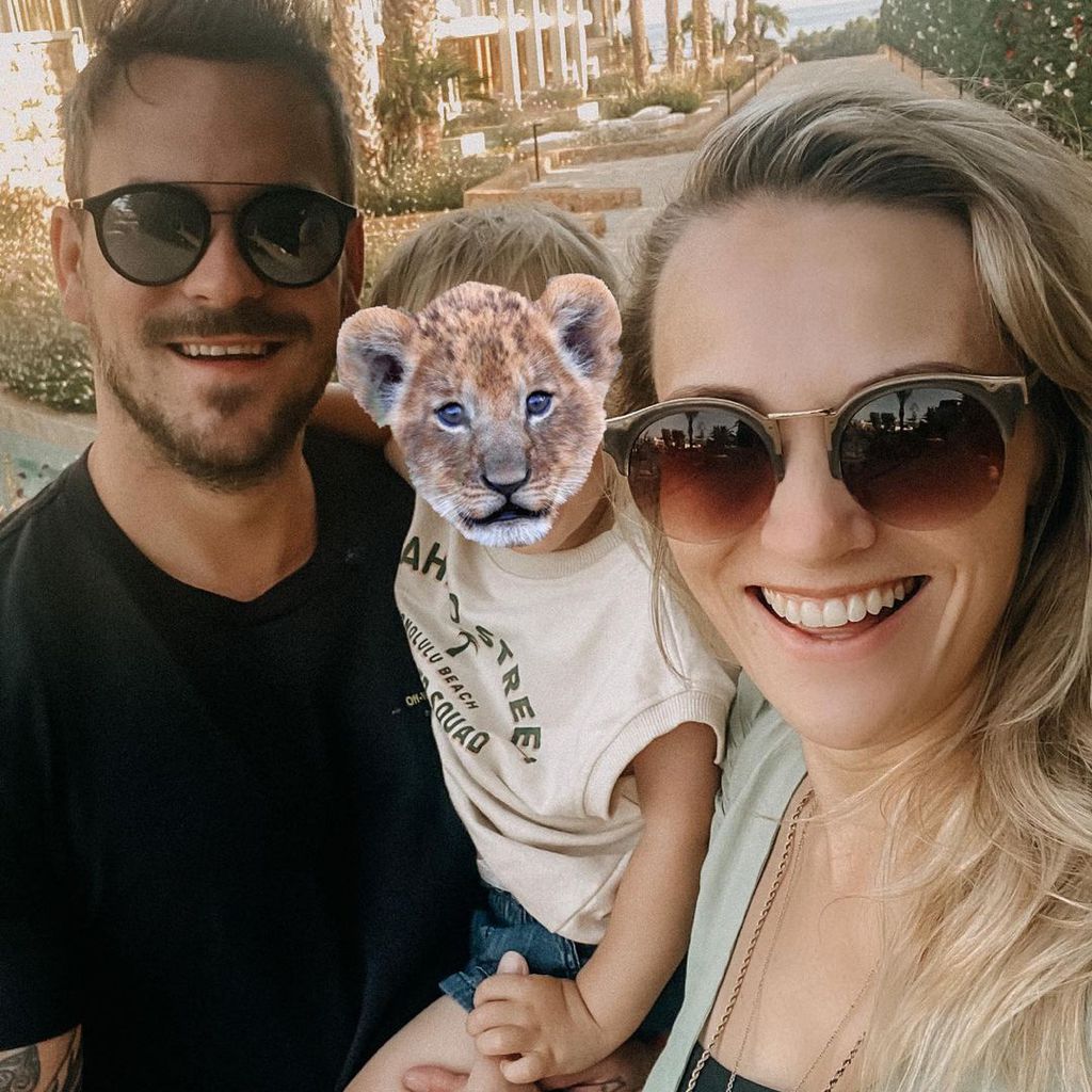Marc Barthel und Anna Hofbauer mit Söhnchen Leo, August 2021