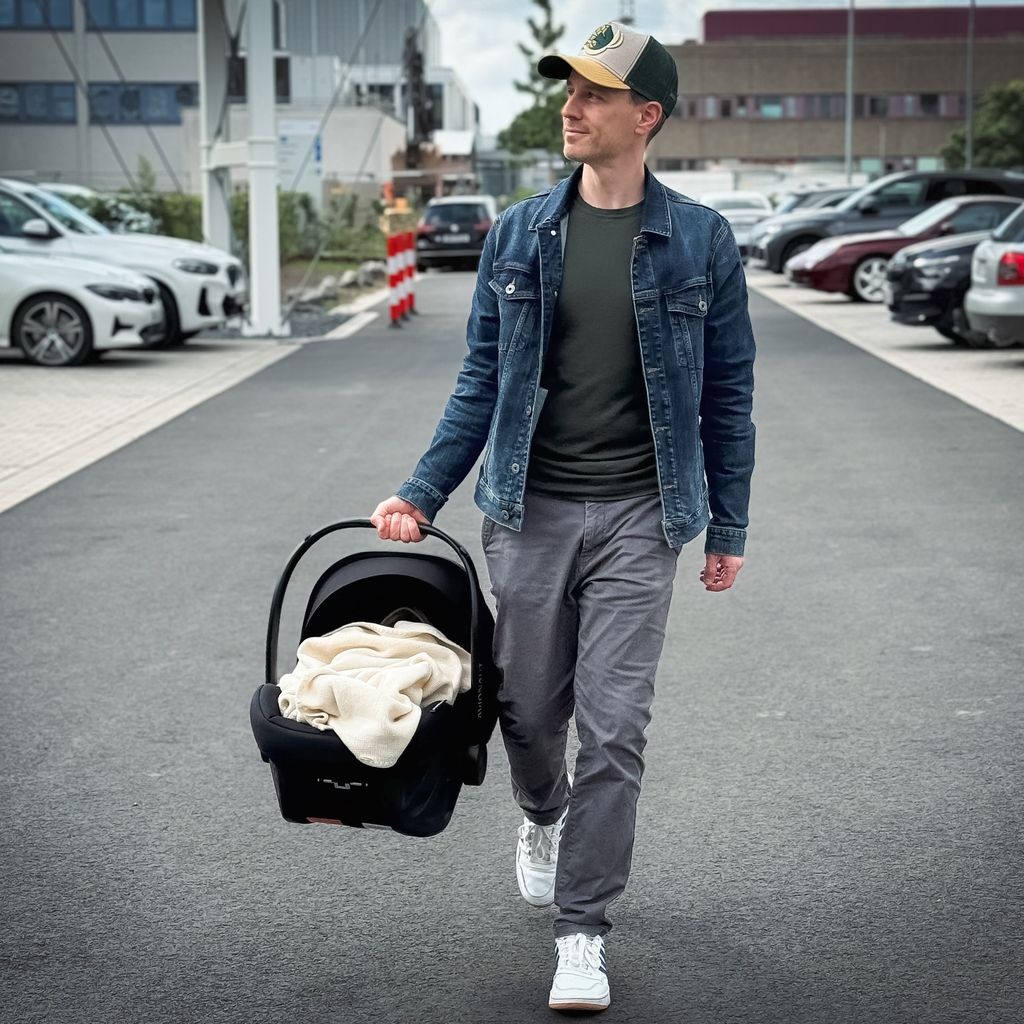 Marc Dumitru mit seinem Baby im Juni 2024