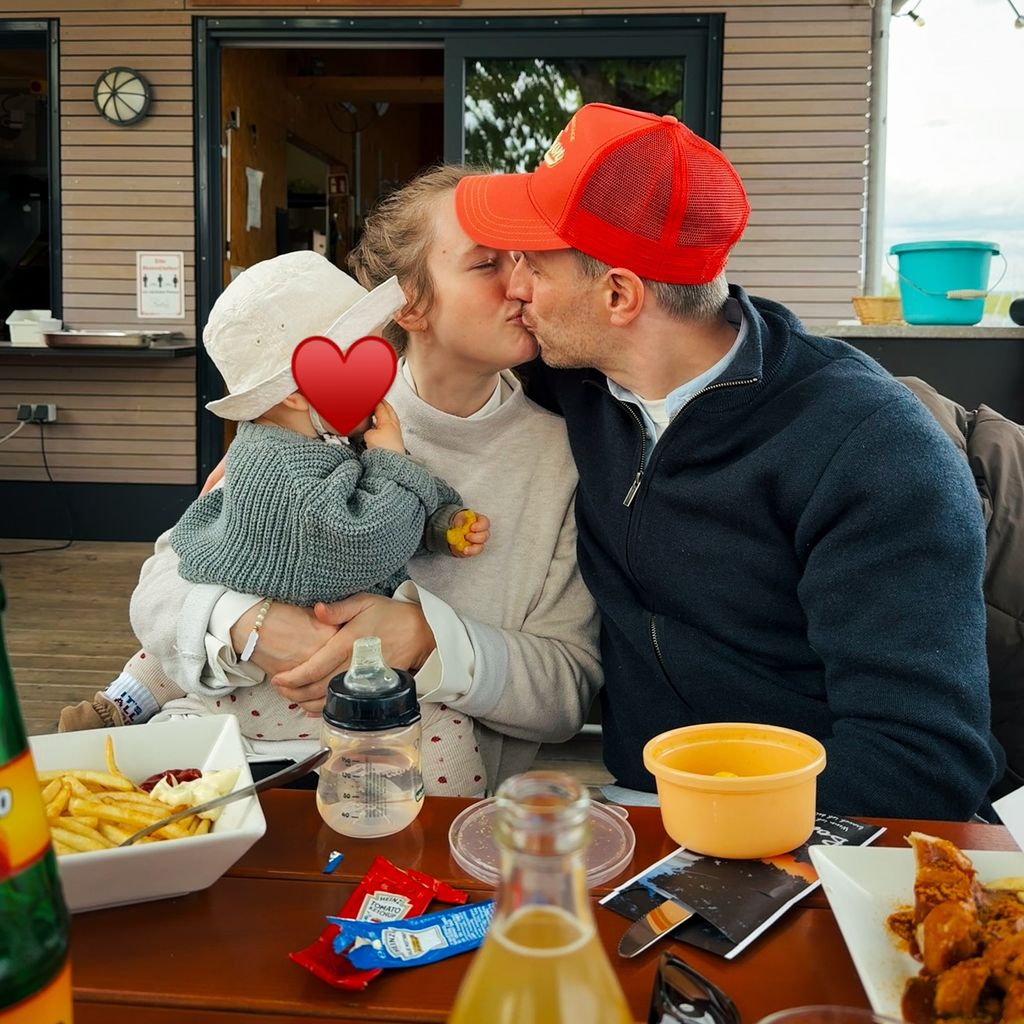 Marc Dumitru, seine Frau Kristina und ihr Kind im Mai 2025