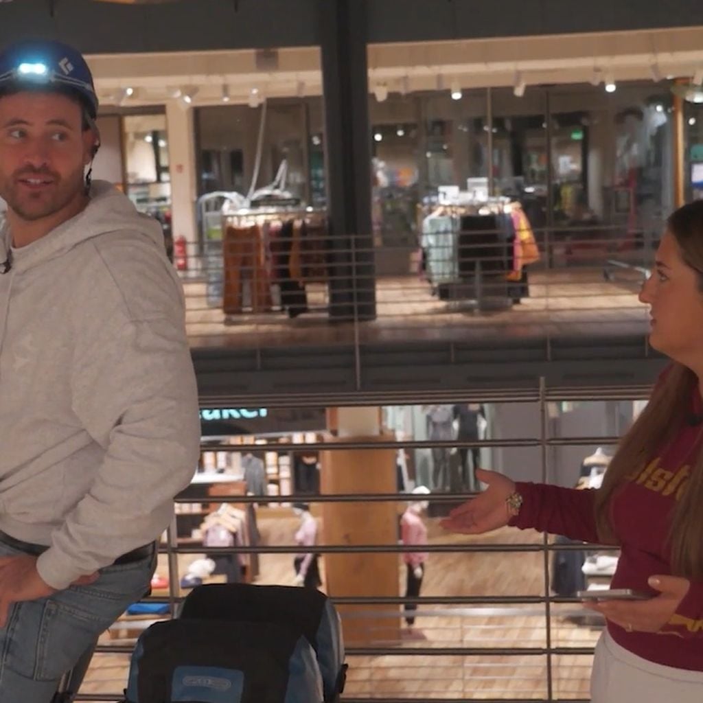 Marc Eggers und SelfieSandra gehen durch die leere Outdoor-Kette Globetrotter