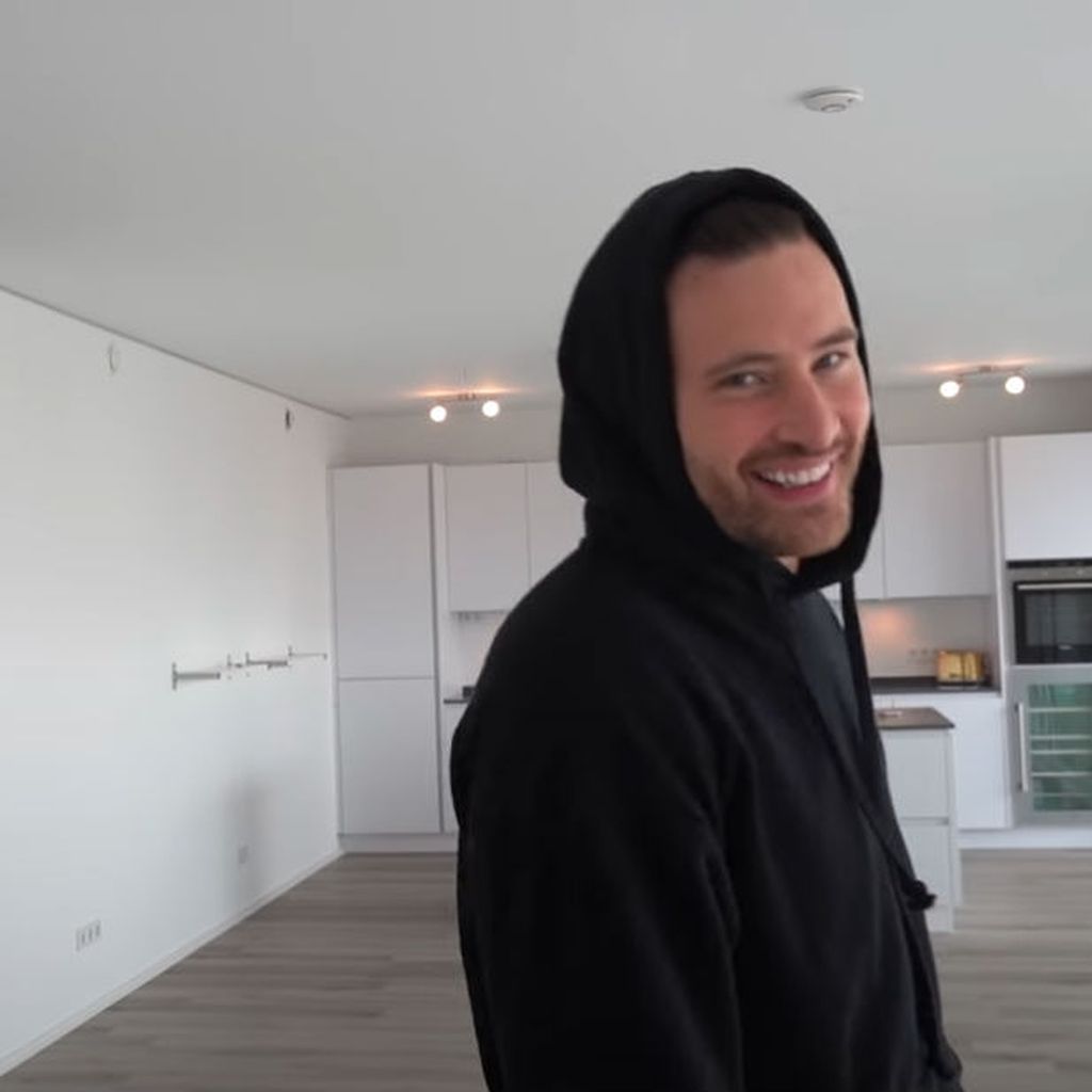 Marc Eggers zeigt die neue Wohnung