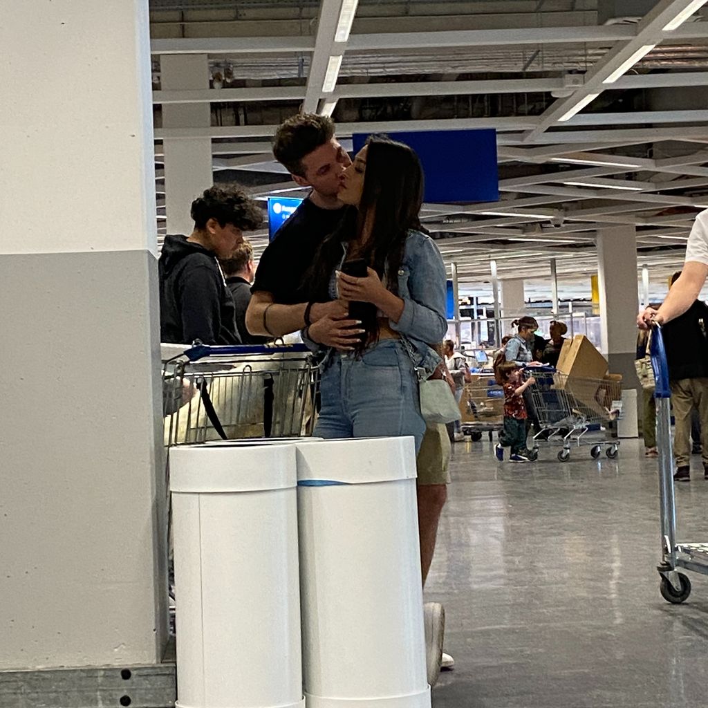 Marc Zimmermann küsst Unbekannte im Mai 2023