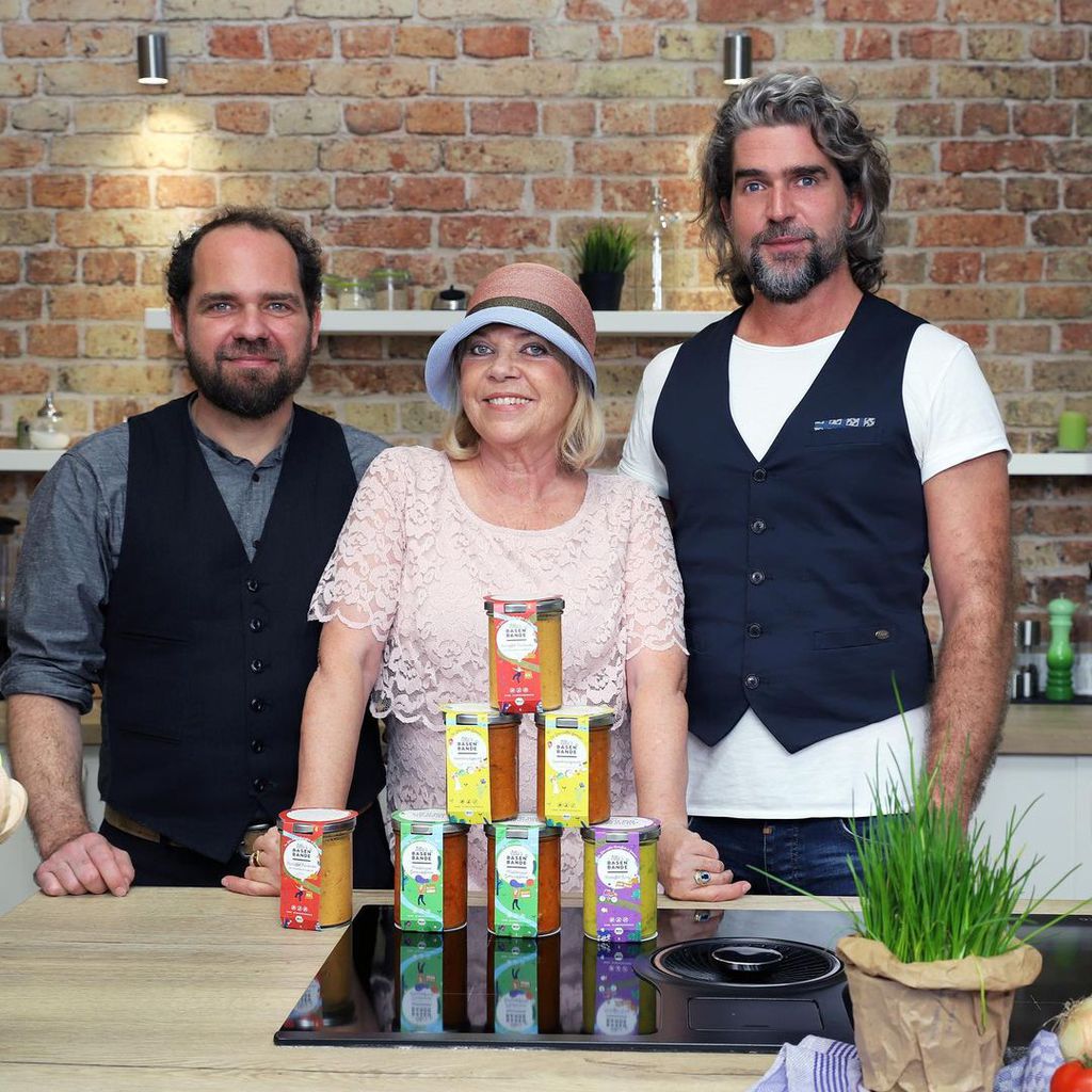 Marcin Glowacki und Ella della Rovere von Ella's Basenbande mit ihrem Löwen Nils Glagau