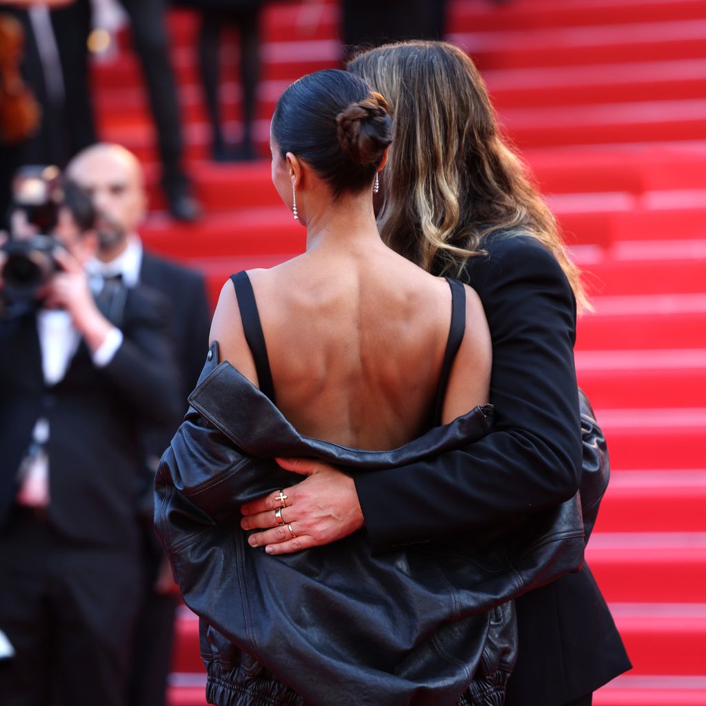 Marco Perego und Zoe Saldana auf dem roten Teppich in Cannes bei der Premiere von "Mission Impossible - The Final Reckoning", 2025