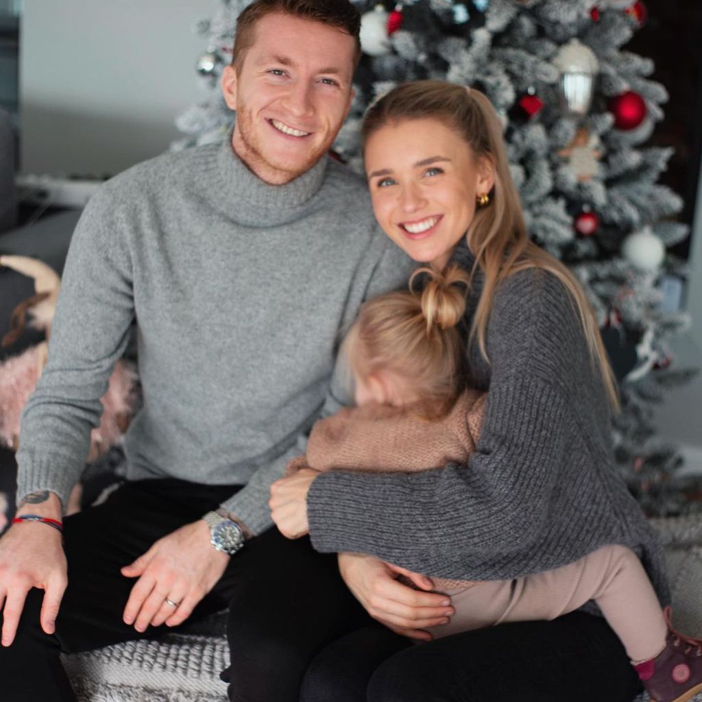 Marco Reus mit seiner Frau Scarlett und seiner Tochter