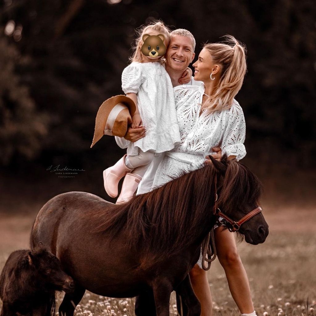 Marco Reus und Scarlett Gartmann mit ihrer Tochter