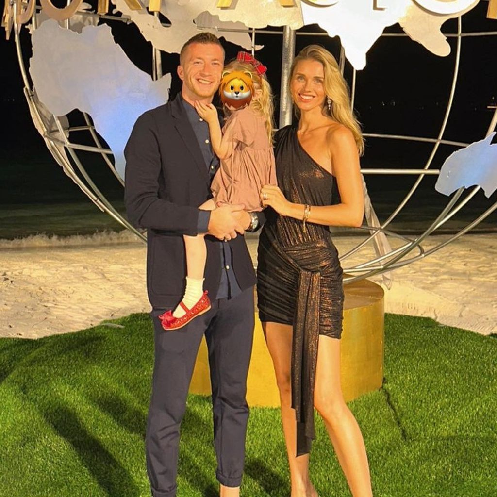 Marco Reus und Scarlett Gartmann mit ihrer Tochter, Dezember 2022