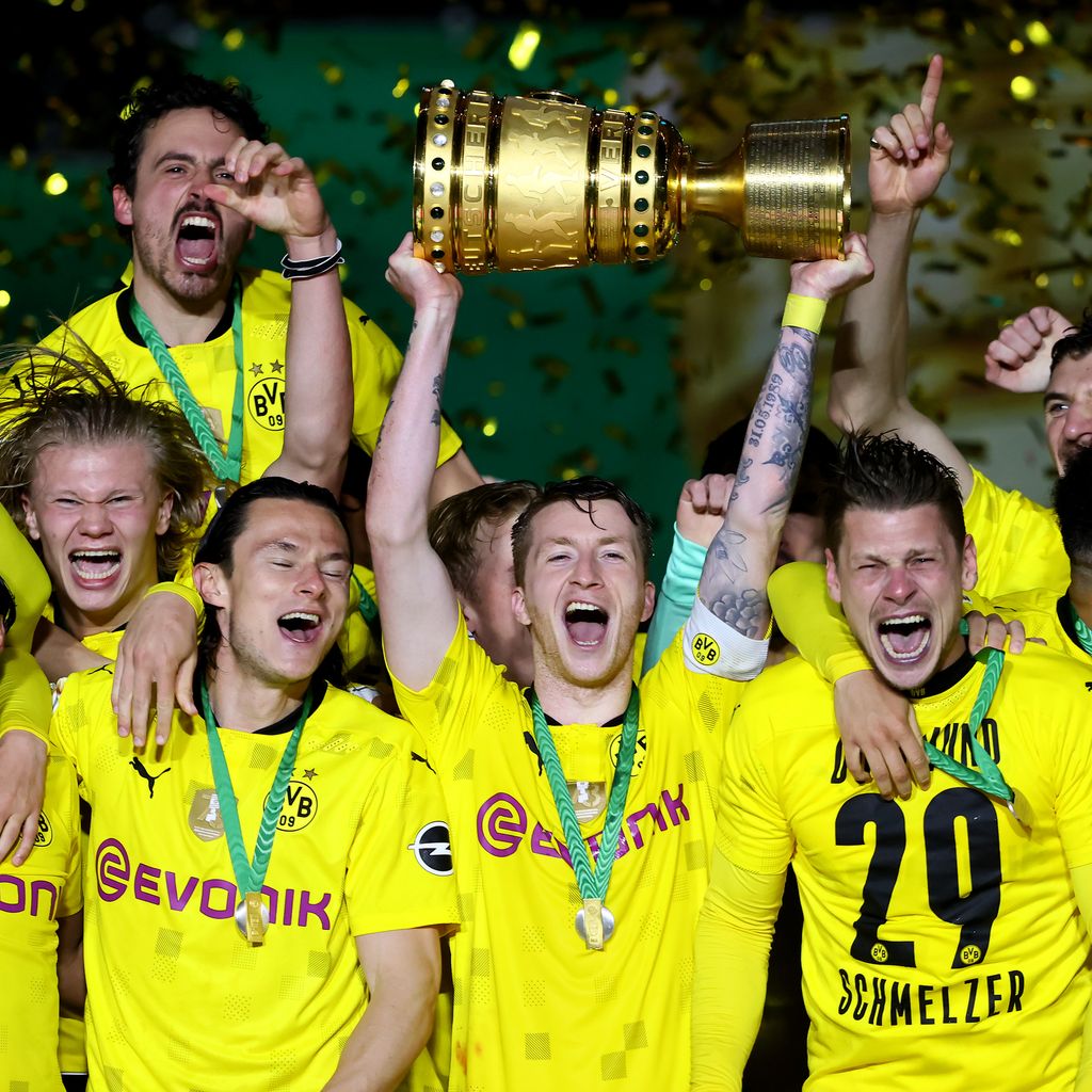 Marco Reus und seine BVB-Teamkollegen nach dem Sieg des DFB-Pokals, Mai 2021