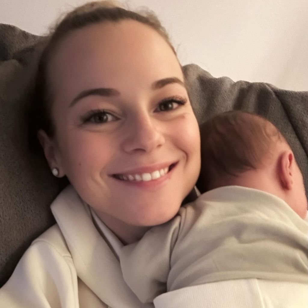 Mareike Schneider mit ihrer Tochter im Dezember 2023