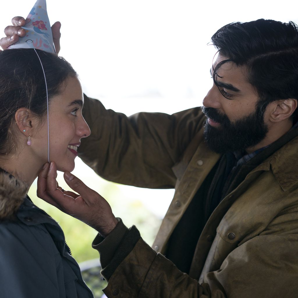 Margaret Qualley (Alex) und Raymond Ablack (Nate) in "Maid"