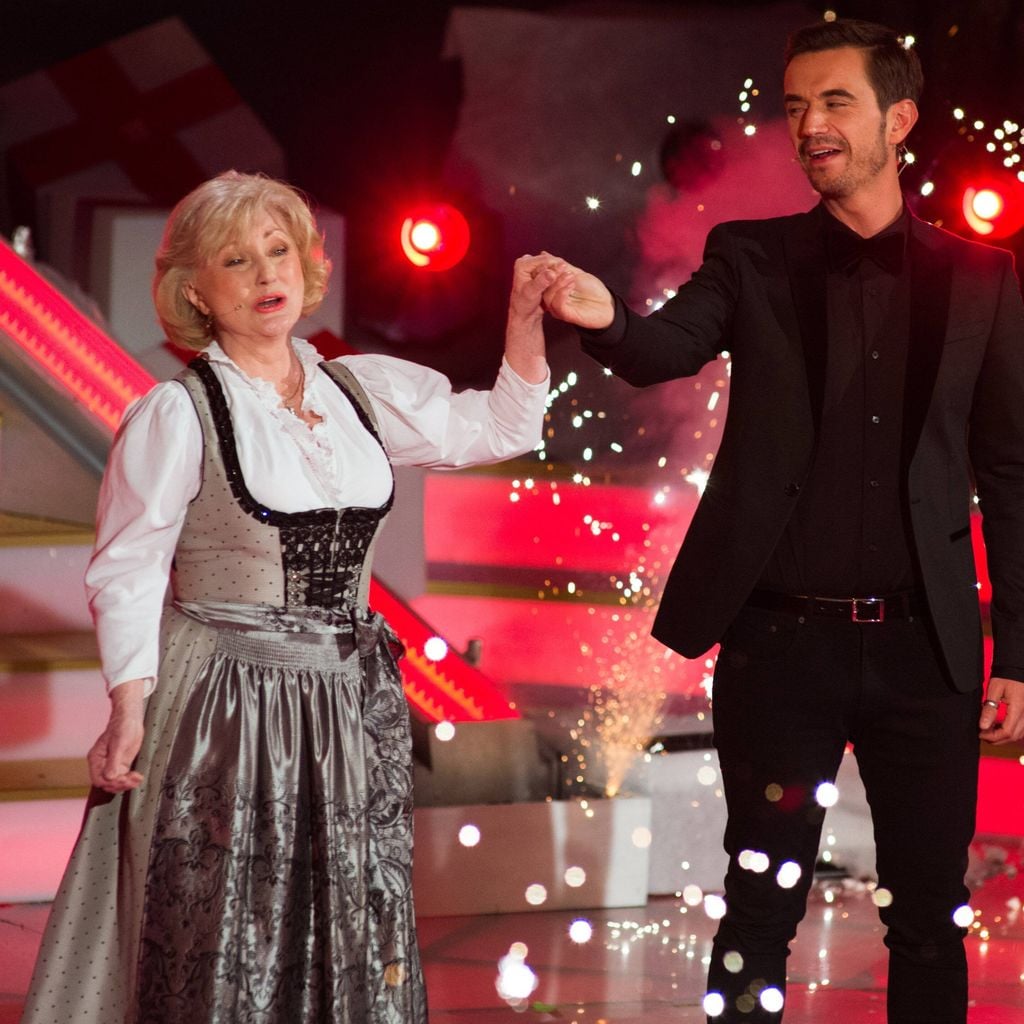 Margot Hellwig verabschiedet sich beim Adventsfest der 100.000 Lichter; Florian Silbereisen überreicht rote Rosen