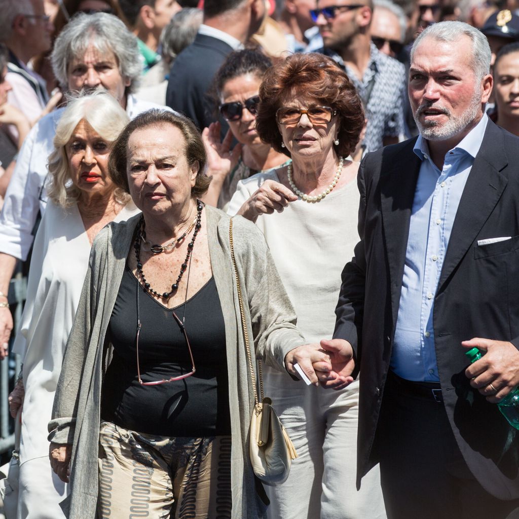 Maria Amato (vorne), Witwe von Bud Spencer, bei der Trauerfeier des Schauspielers