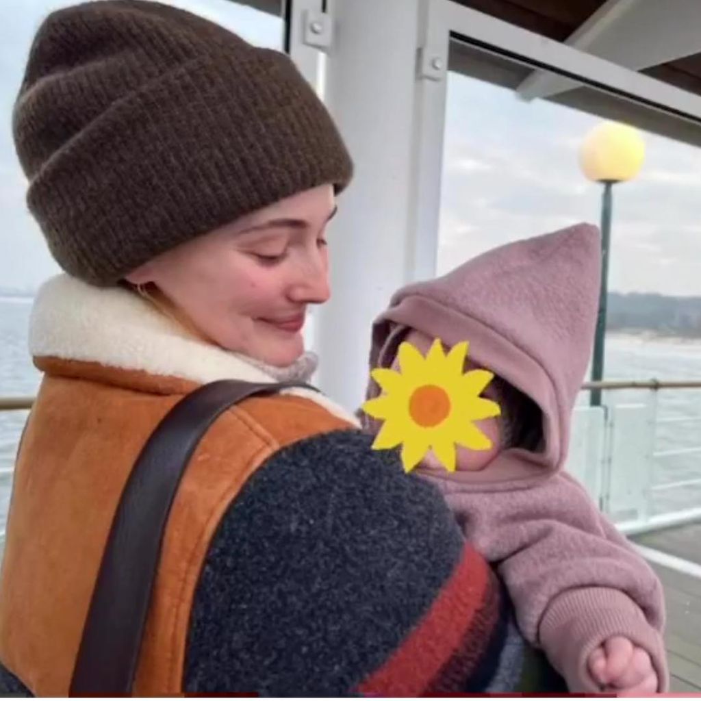 Maria Ehrich und ihre Tochter im November 2022