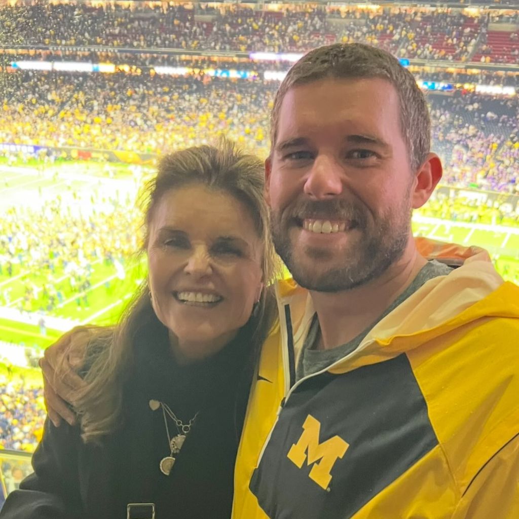 Maria Shriver posiert mit ihrem Sohn Christopher
