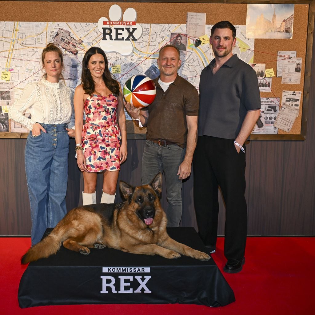 Marie Burchard, Doris Golpashin, Maximilian Brückner, Ferdinand Seebacher und Hund Rex beim "Kommissar Rex"-Photocall