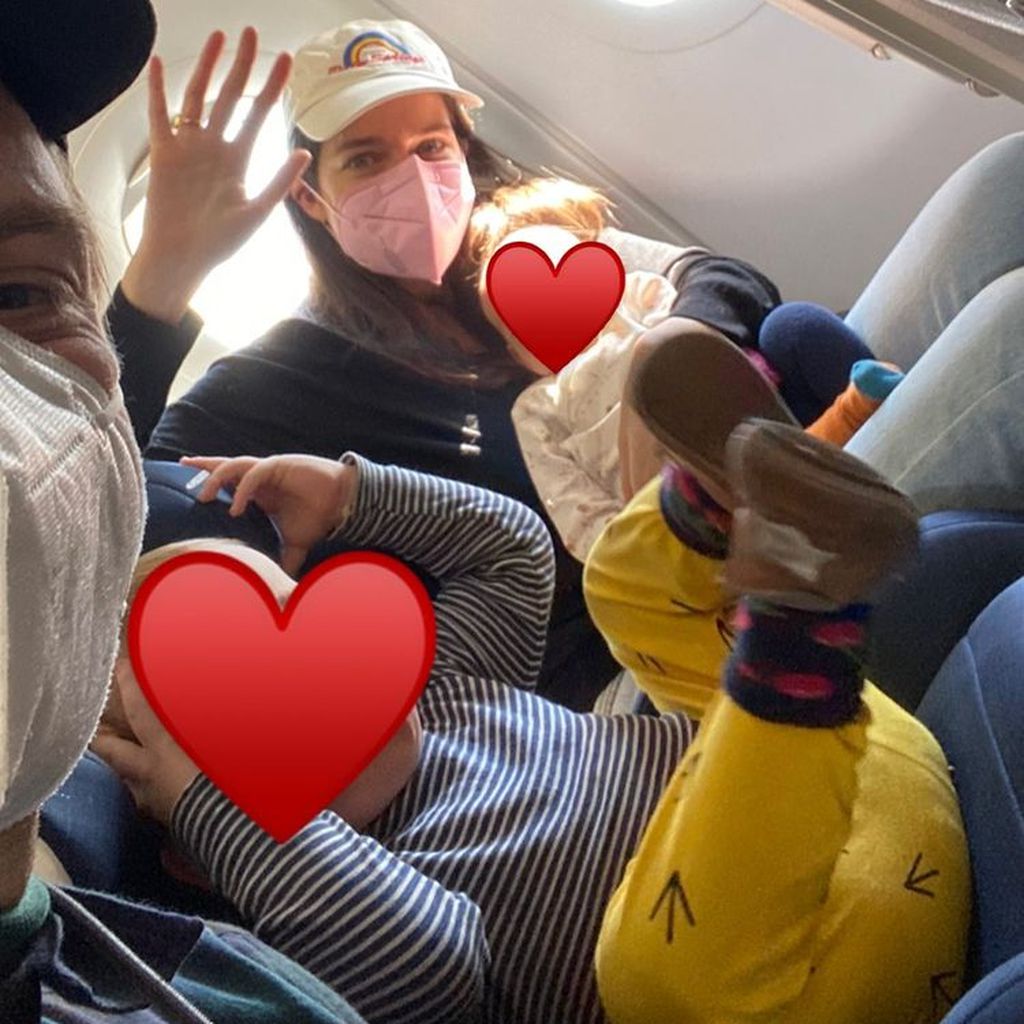 Marie Nasemann und Sebastian Tigges mit ihren beiden Kindern im Flugzeug