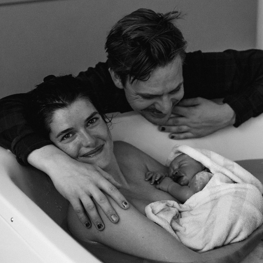 Marie Nasemann und Sebastian Tigges mit ihrer Tochter, Oktober 2021