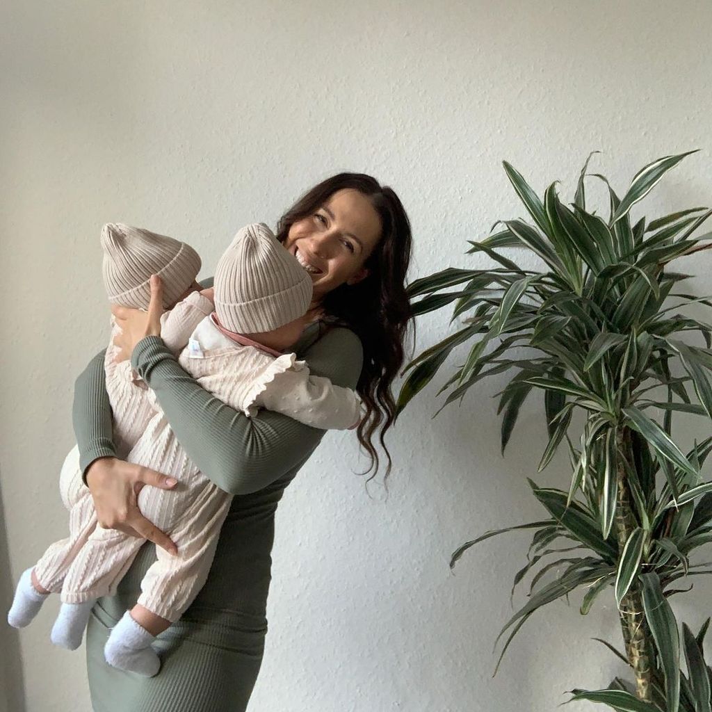 Mariella D'Auria mit ihren Zwillingen im April 2023