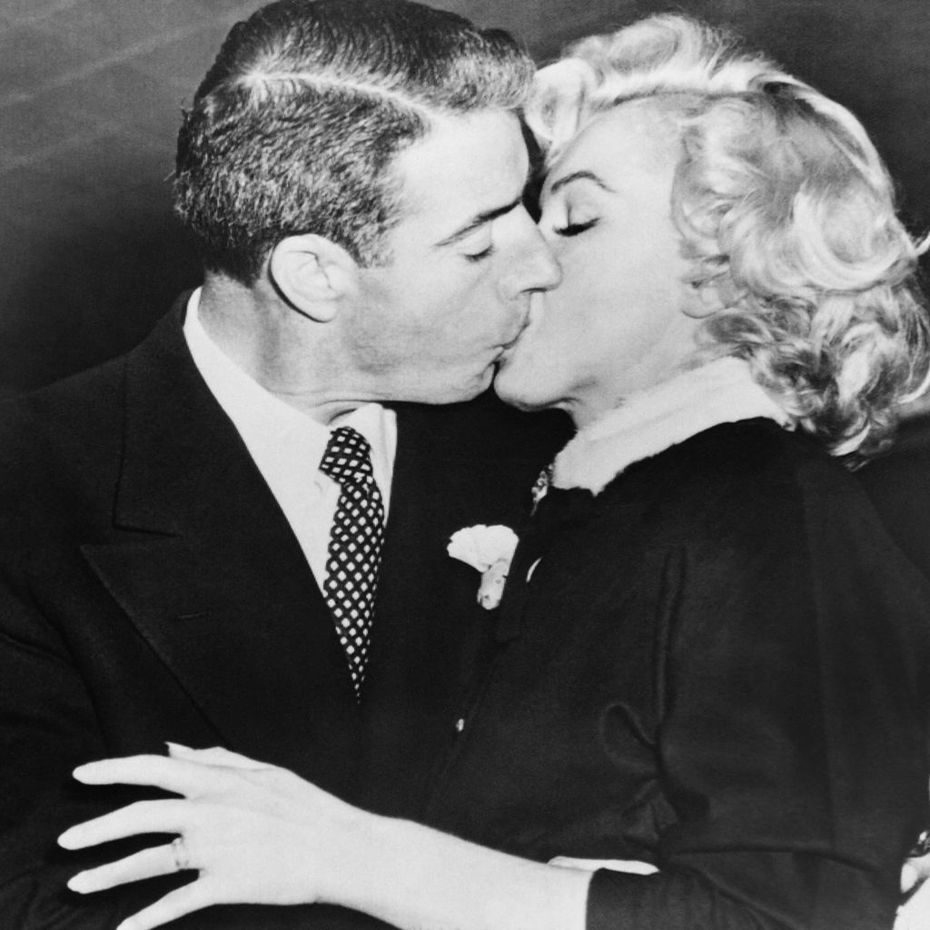 Marilyn Monroe küsst ihren Ehemann Joe DiMaggio am 14. Januar 1954