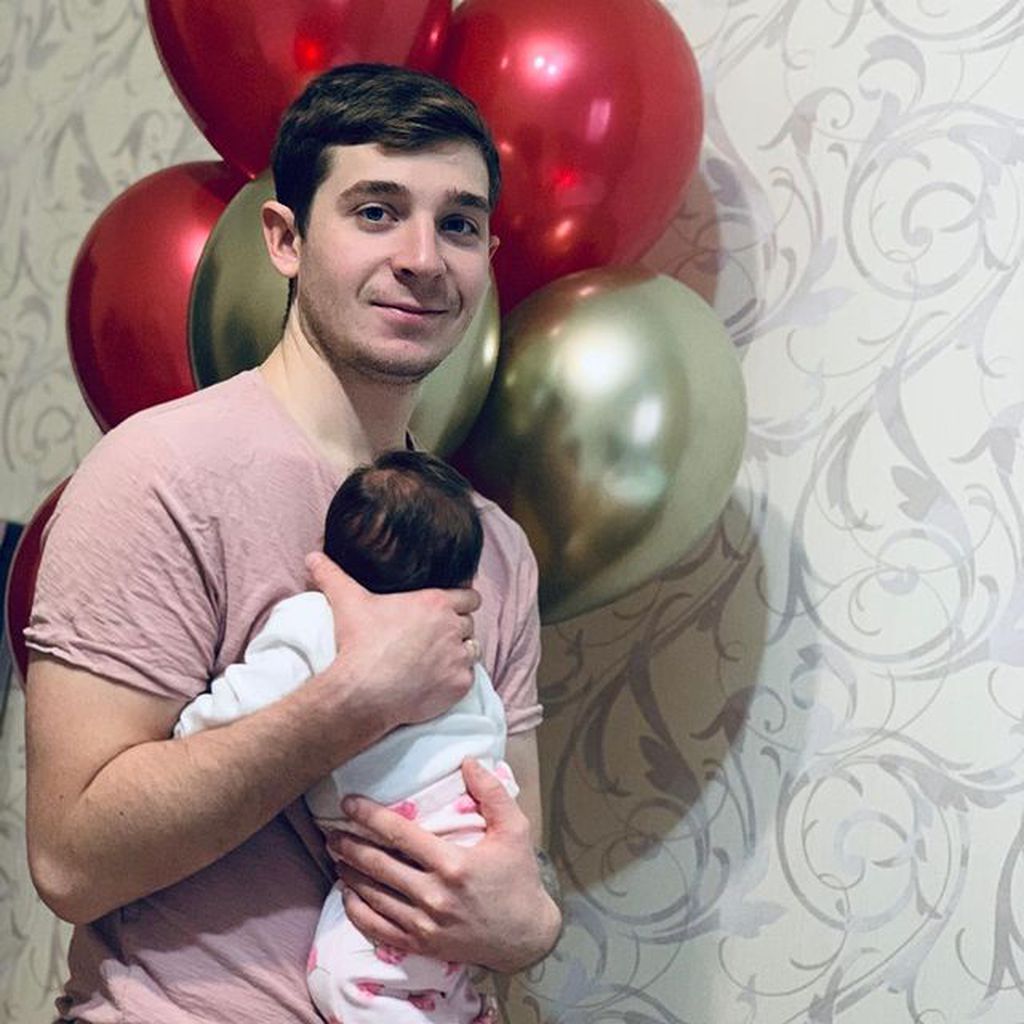 Marina Balmashevas Ehemann Vladimir Shavyrin mit Töchterchen Olga