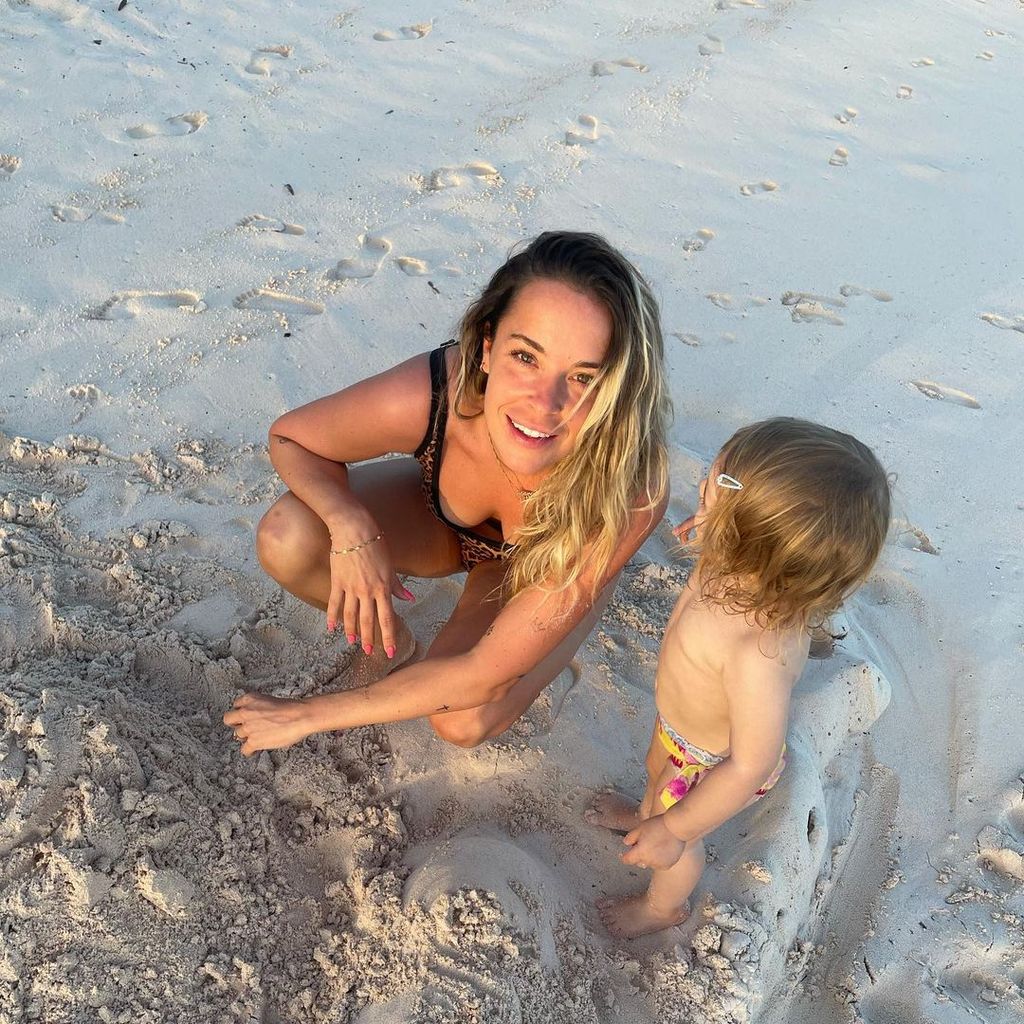 Marina Hoermanseder am Strand mit ihrer Tochter