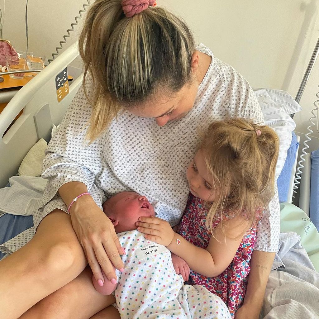 Marina Hoermanseder mit ihren beiden Kindern, September 2023