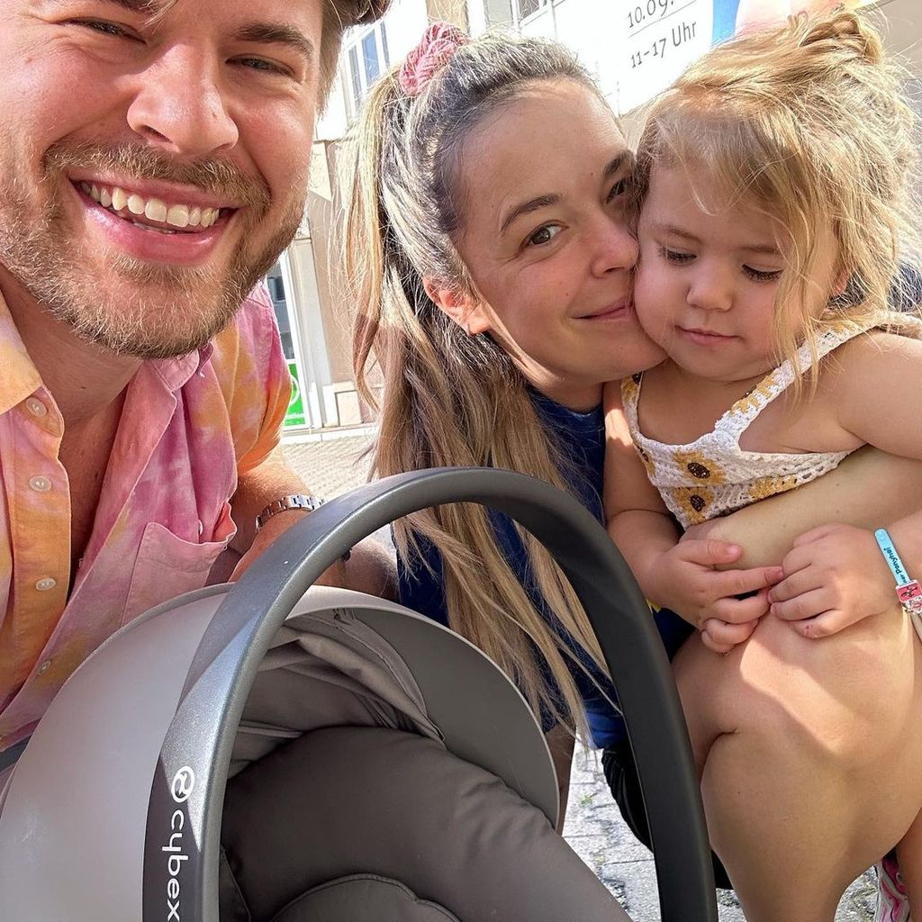 Marina Hoermanseder mit Freund Paul, Baby Fritz und Tochter Lotti im September 2023