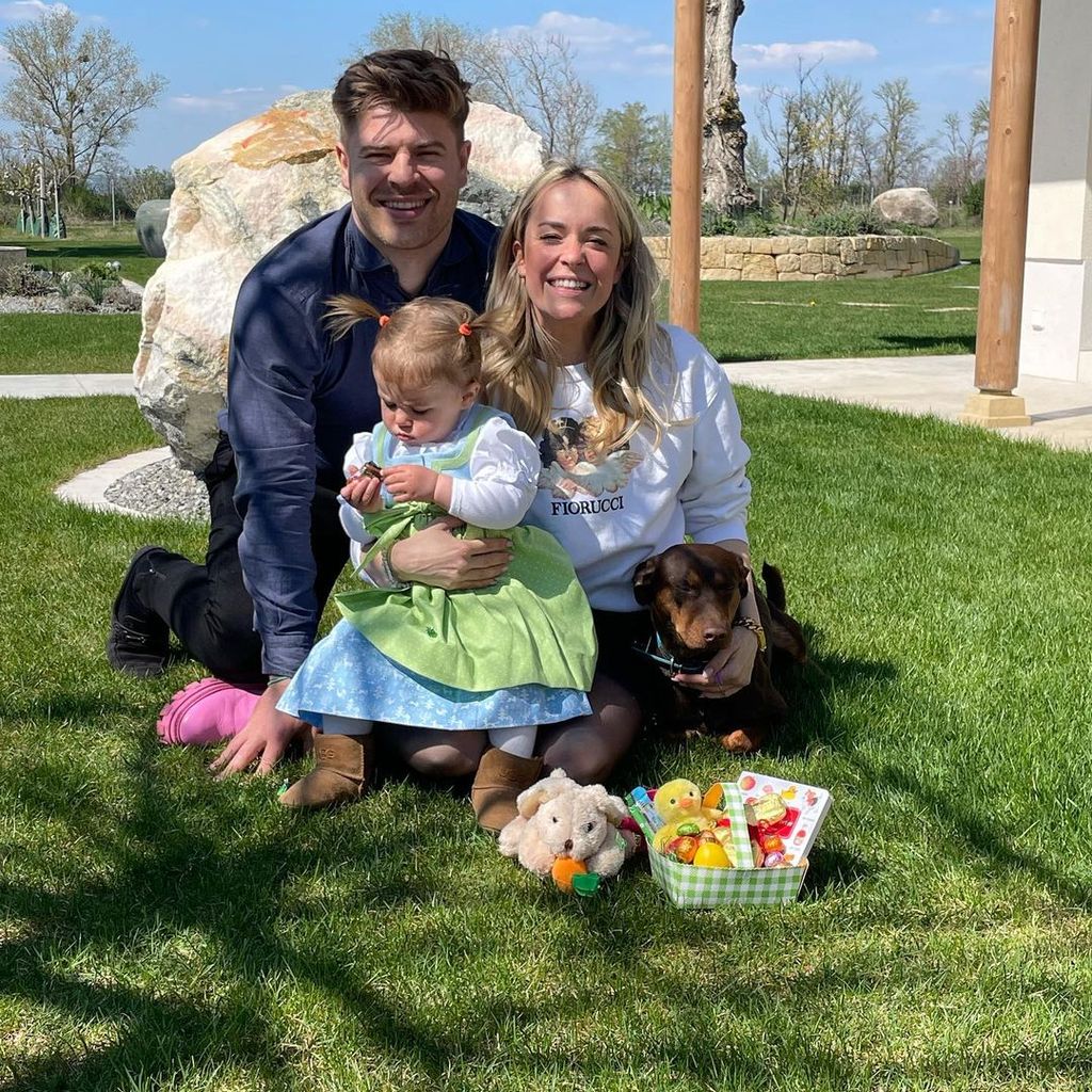 Marina Hoermanseder (r.) mit ihrer Familie im Mai 2022