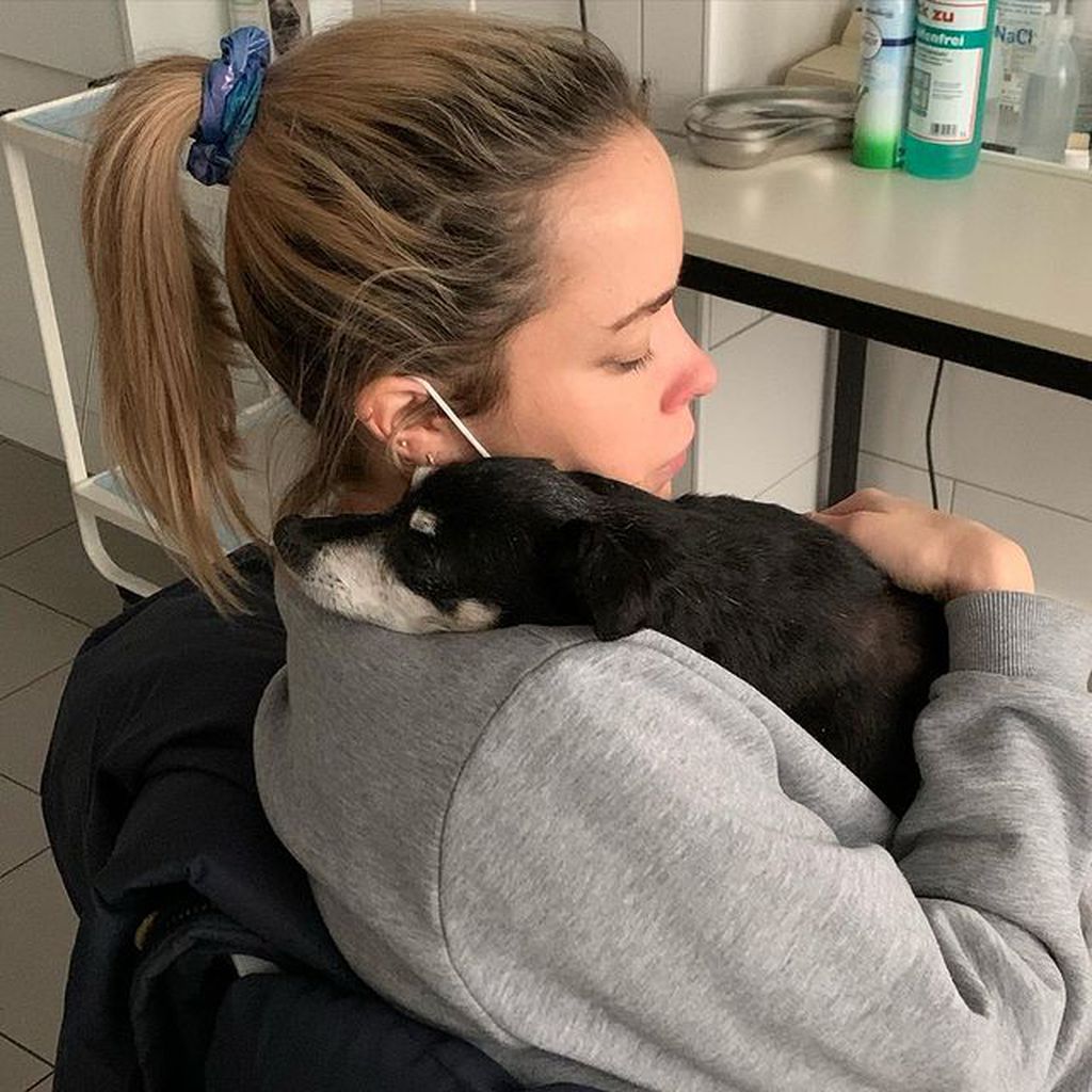 Marina Hoermanseder und ihr Hund Peanut