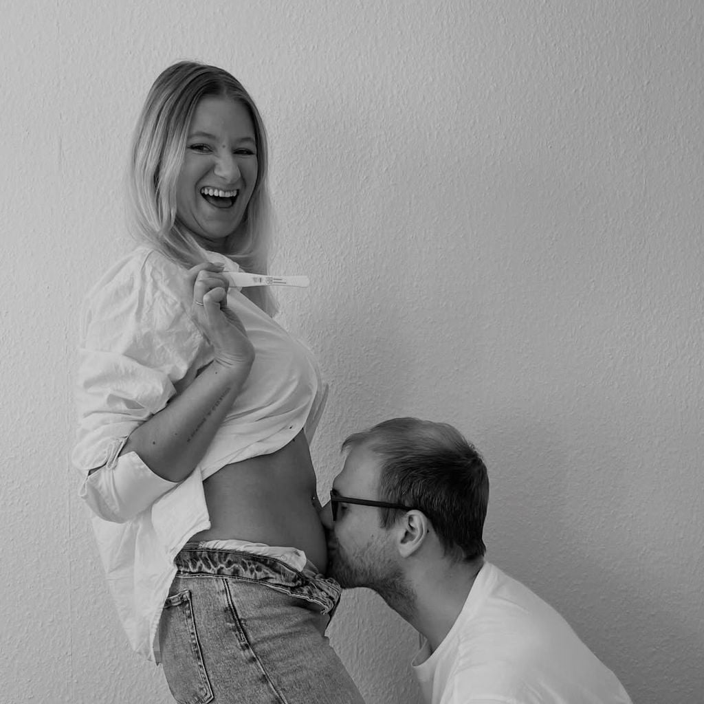 Marina und Robert von "Hochzeit auf den ersten Blick" posieren mit Schwangerschaftstest im März 2026