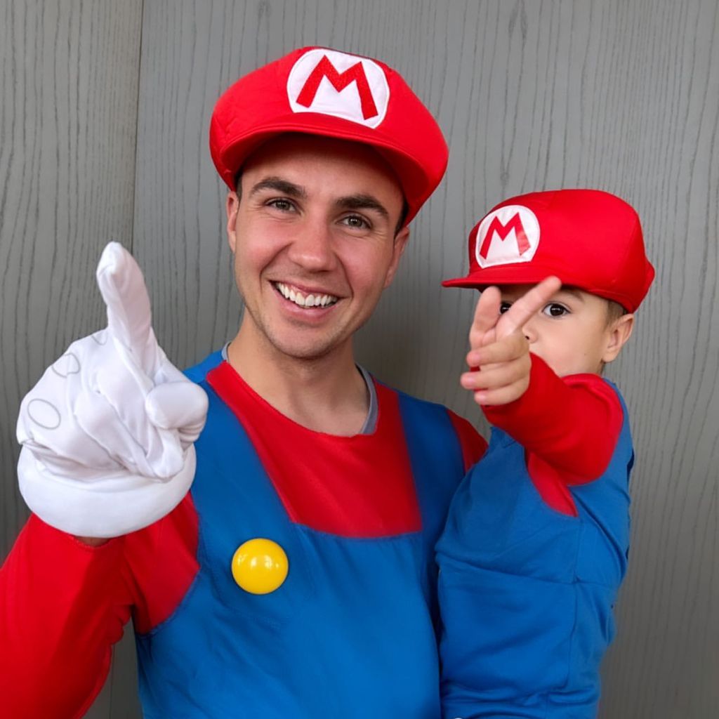 Mario Götze und sein Sohn Rome im Oktober 2022