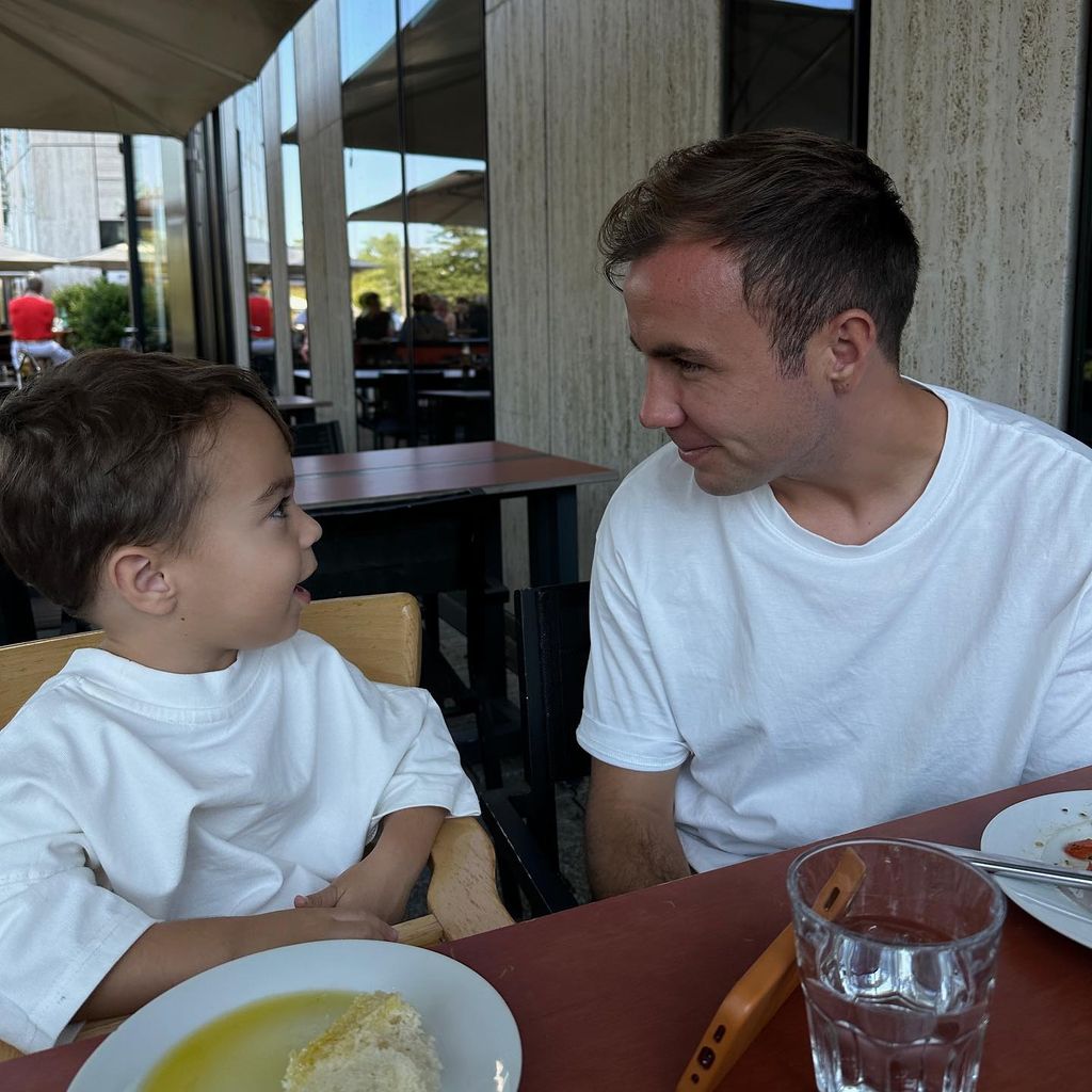Mario Götze mit seinem Sohn Rome im September 2023