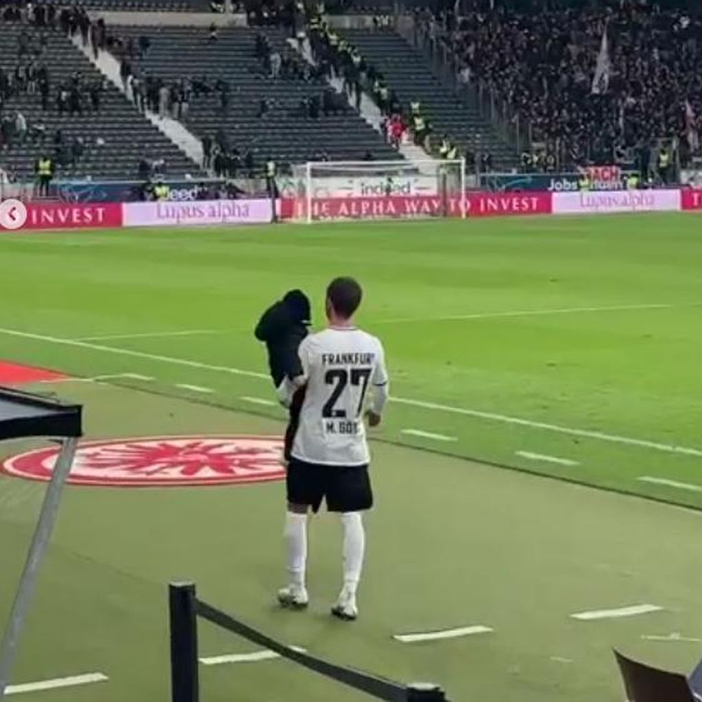 Mario Götze mit seinem Sohn Rome im März 2023