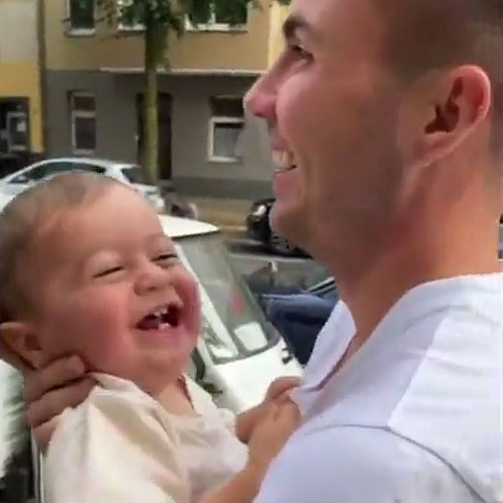 Mario Götze mit seinem Sohn Rome