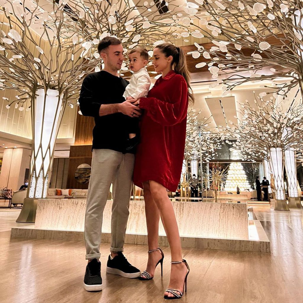 Mario Götze mit Sohn Rome und seiner Frau Ann-Kathrin