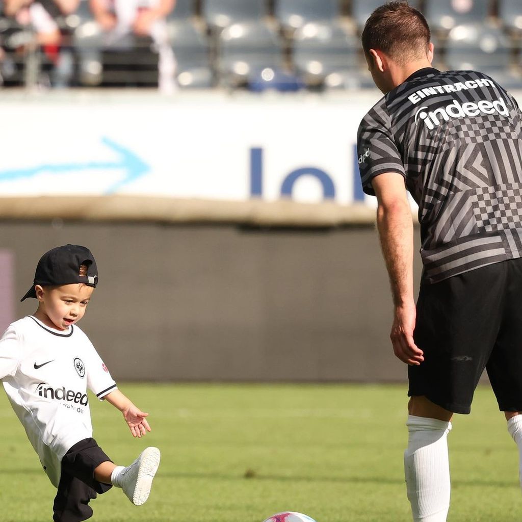 Mario Götze mit seinem Sohn Rome