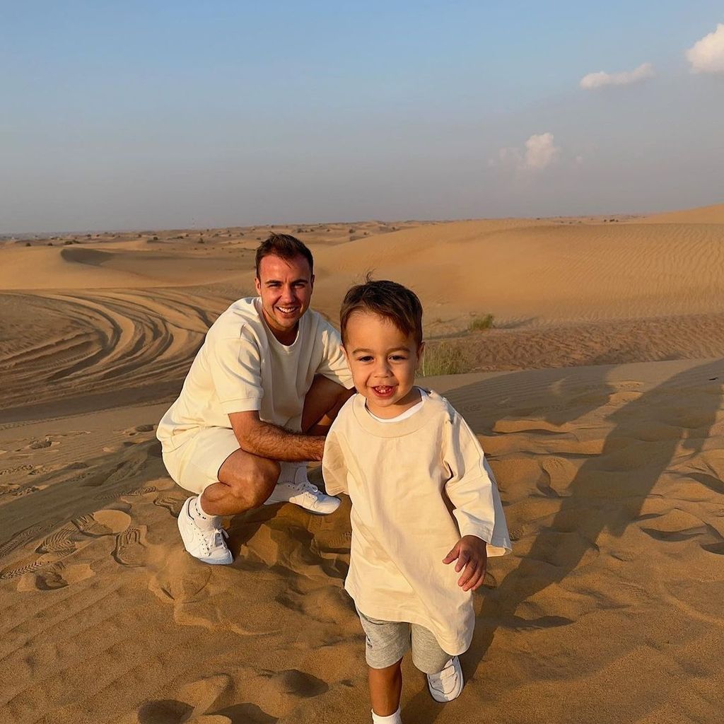 Mario Götze und sein Sohn Rome im Dezember 2022