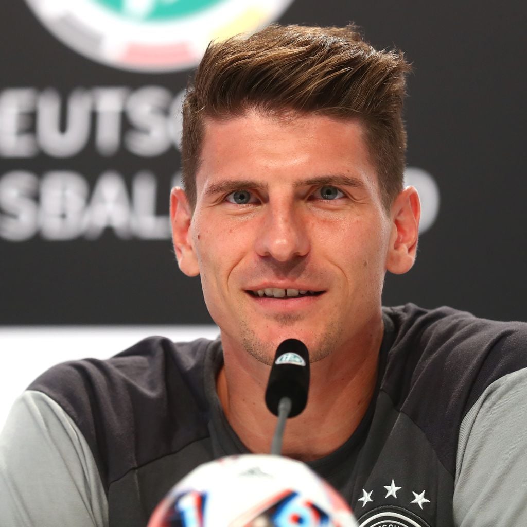 Mario Gomez bei einer Pressekonferenz in Évian-les-Bains