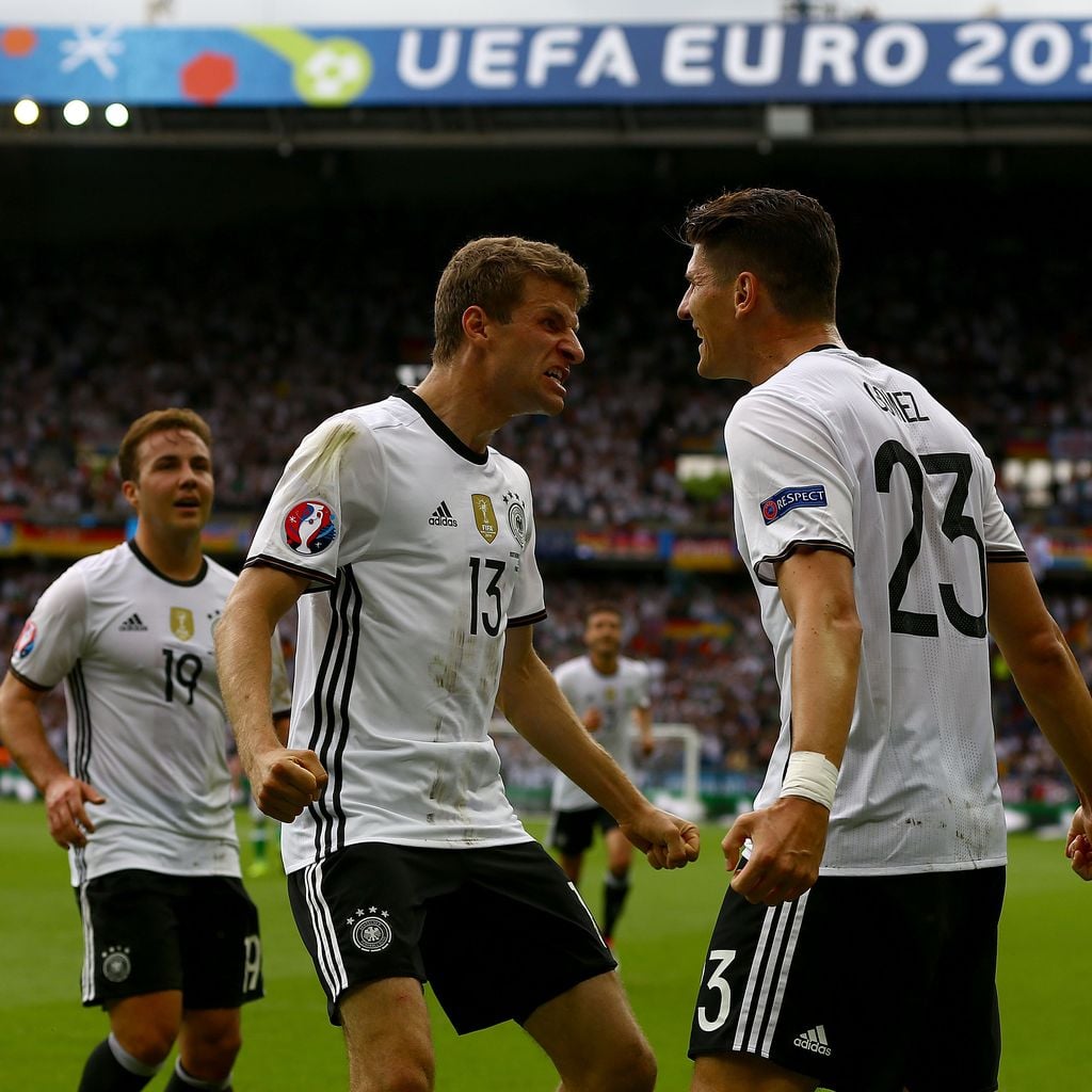 Thomas Müller & Mario Gomez beim Spiel Nordirland gegen Deutschland bei der EM 2016 in Paris